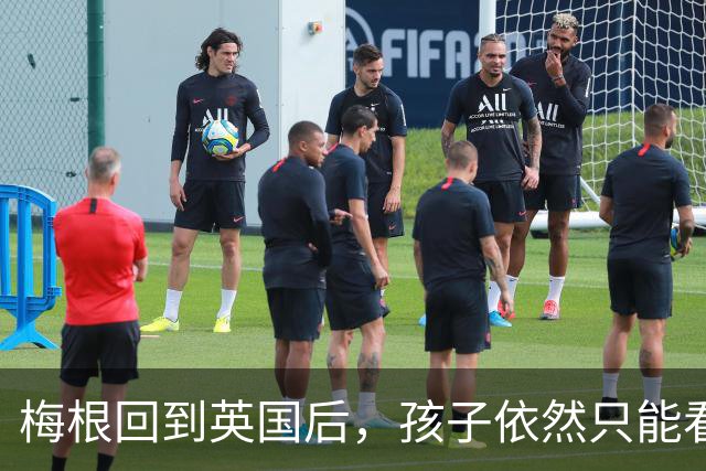 梅根回到英国后，孩子依然只能看见后脑勺，金发白肤没有她的基因